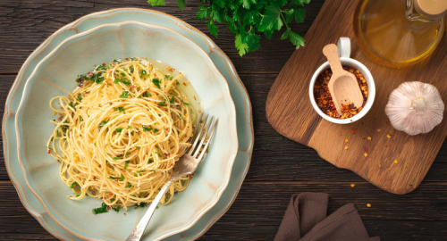Menu vegan estivo: spaghetti alle mandorle, snack croccanti e quadrotti al limone